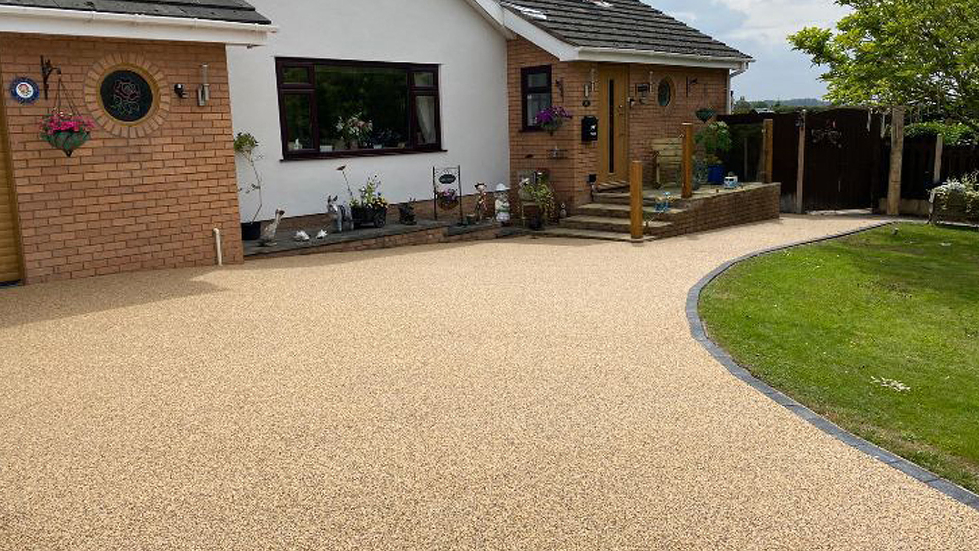 Supreme Resin Driveways DALTEX UVR resin meets required manufacturer standards. As an aliphatic resin, DALTEX UVR resin is colour stable and resistant to fade and comes with a 15 year product quality guarantee!