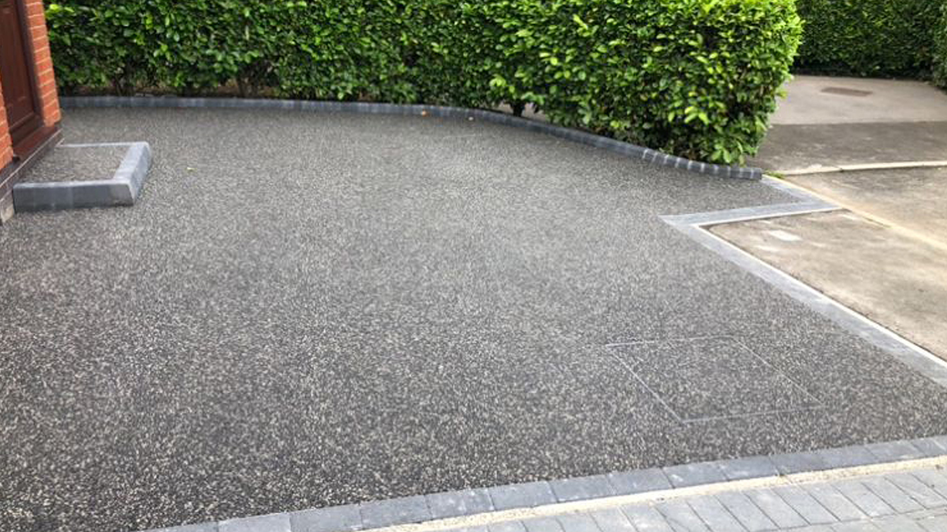 Supreme Resin Driveways - The Resin Bound aggregate system is incredibly strong and durable and will remain so for many years. This is thanks to its low maintenance, easy cleaning and high resistance to organic materials and weeds.