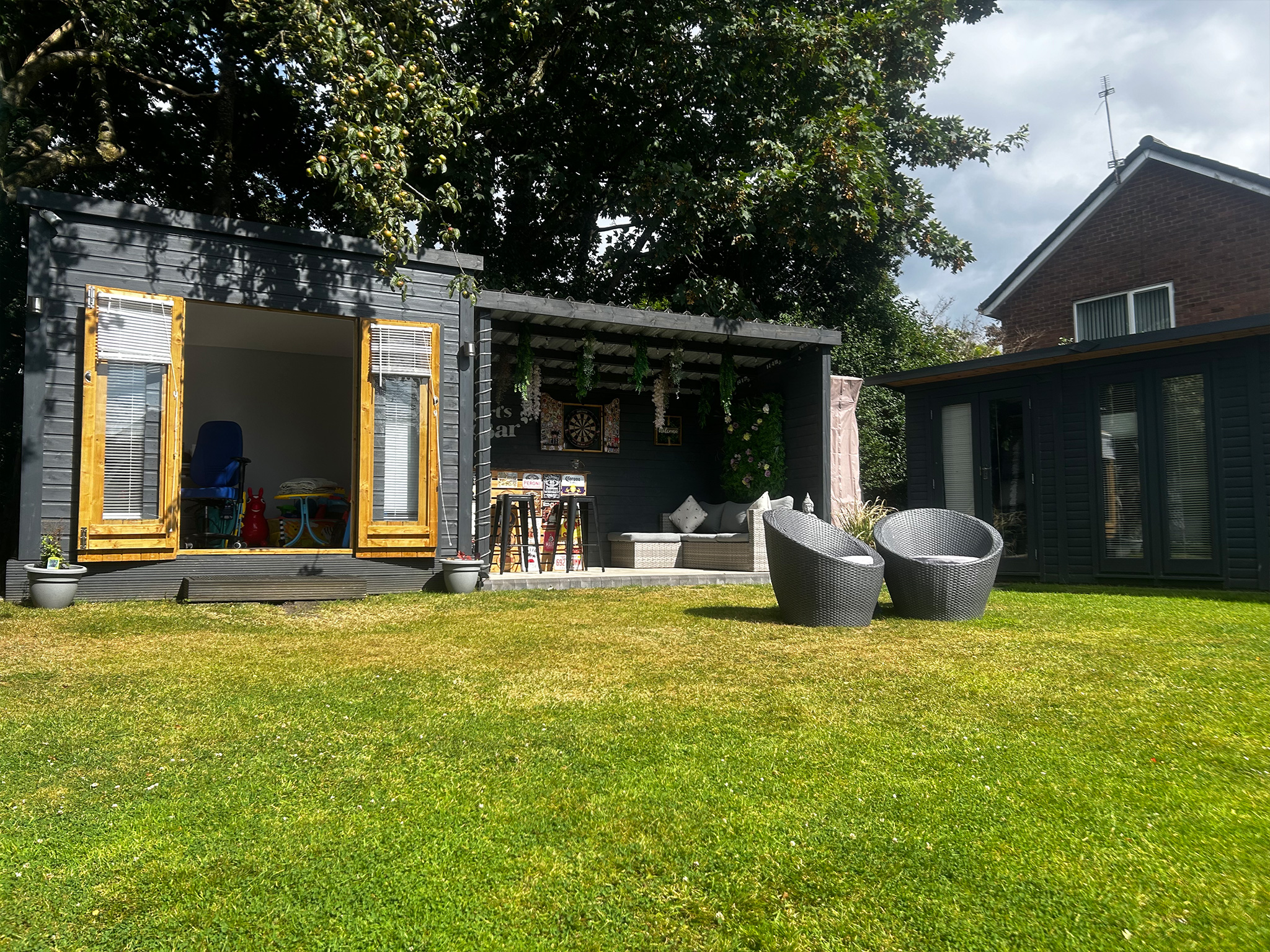 Supreme Resin Drives & Landscaping helped the Dickinson family create a wonderfully landscaped garden with the construction of a 16ftx8ft fully fitted and double glazed outdoor living space