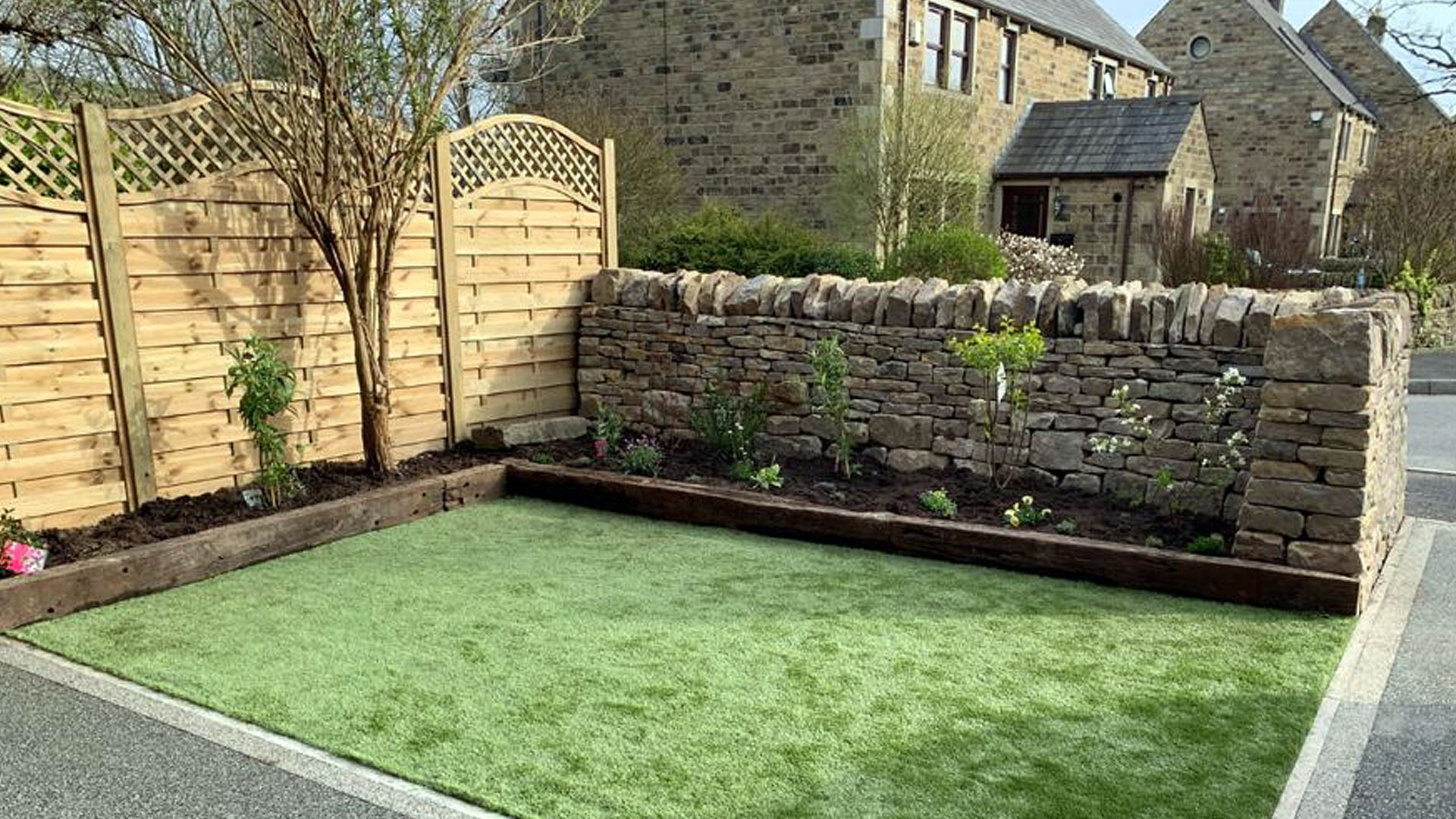 Supreme Resin Driveways DALTEX UVR resin meets required manufacturer standards. As an aliphatic resin, DALTEX UVR resin is colour stable and resistant to fade and comes with a 15 year product quality guarantee!